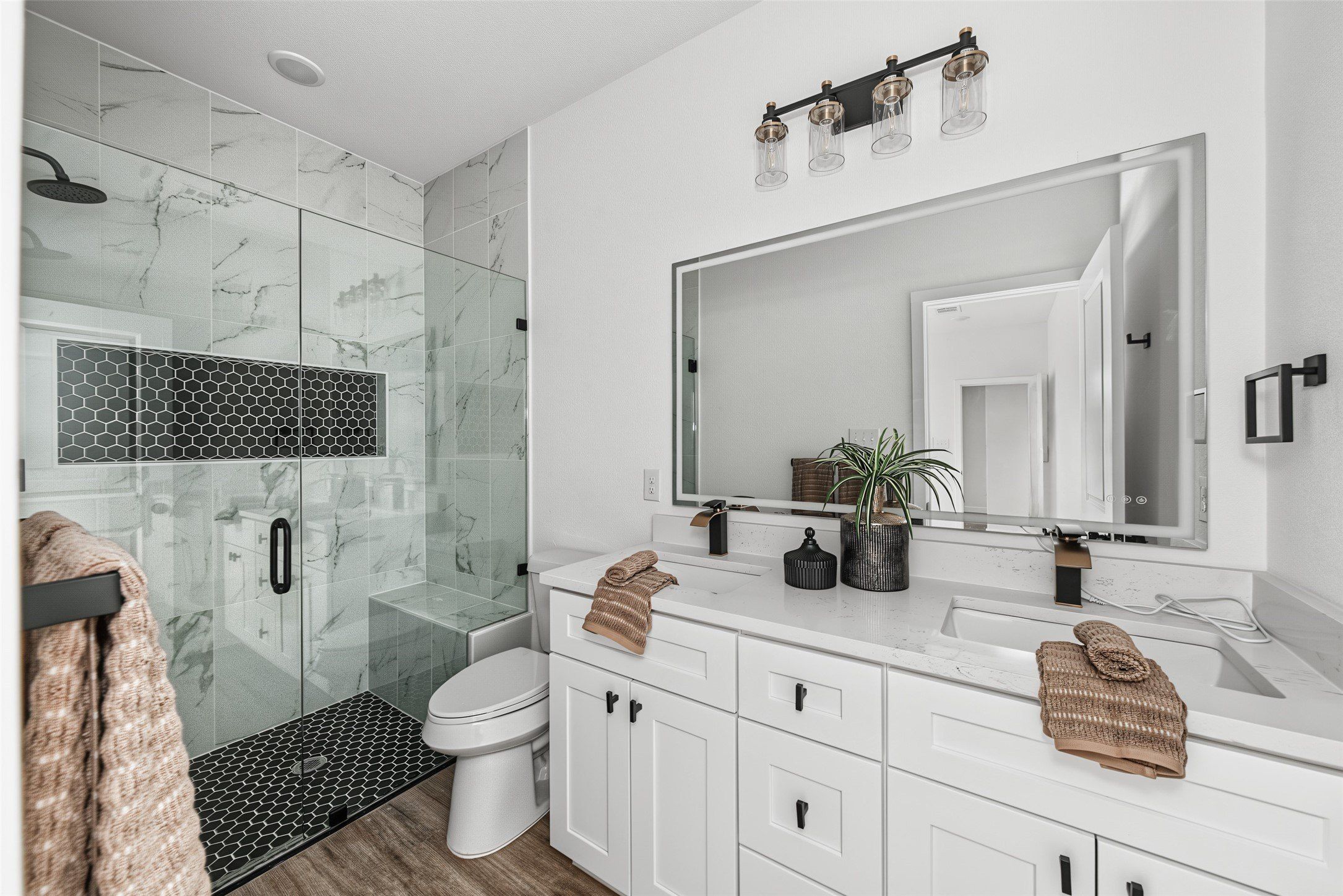 5822 Stonegate Circle. Granbury, TX 76048
