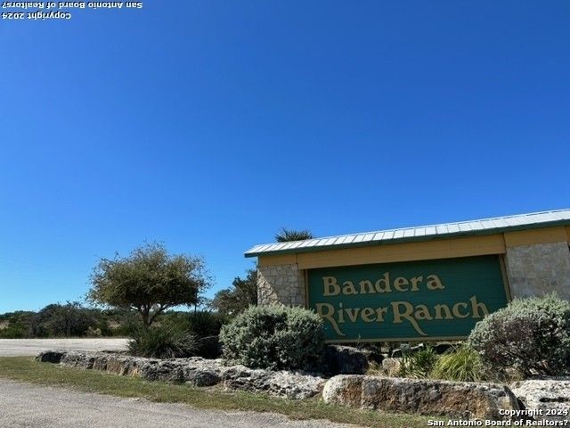 470 Oak Bend Dr. Bandera, TX 78003