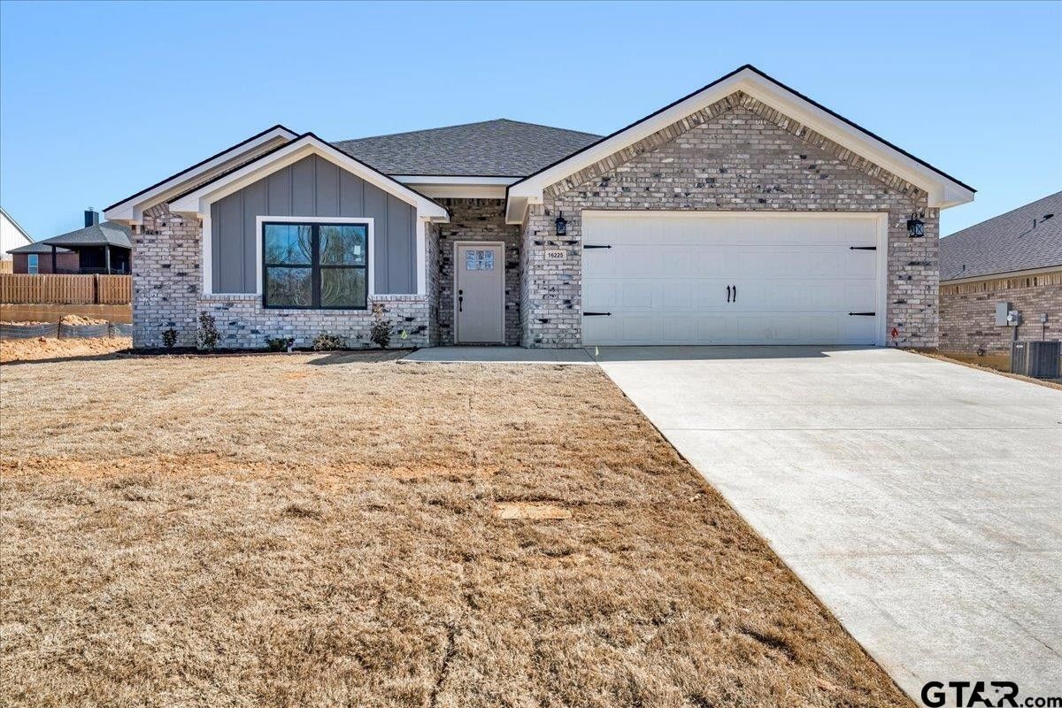 16225 Crossing Circle. Lindale, TX 75771