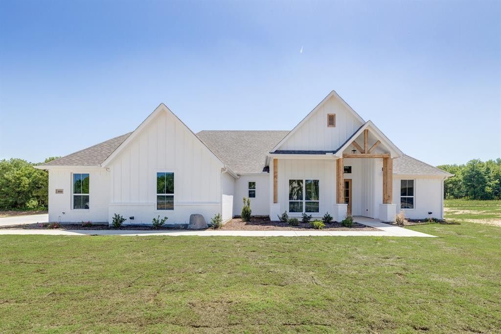 1020 Monaco Court. Springtown, TX 76082