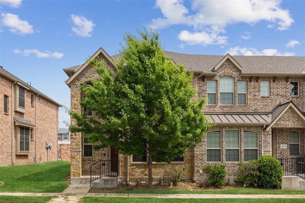 917 Shelby Lane. Lewisville, TX 75056