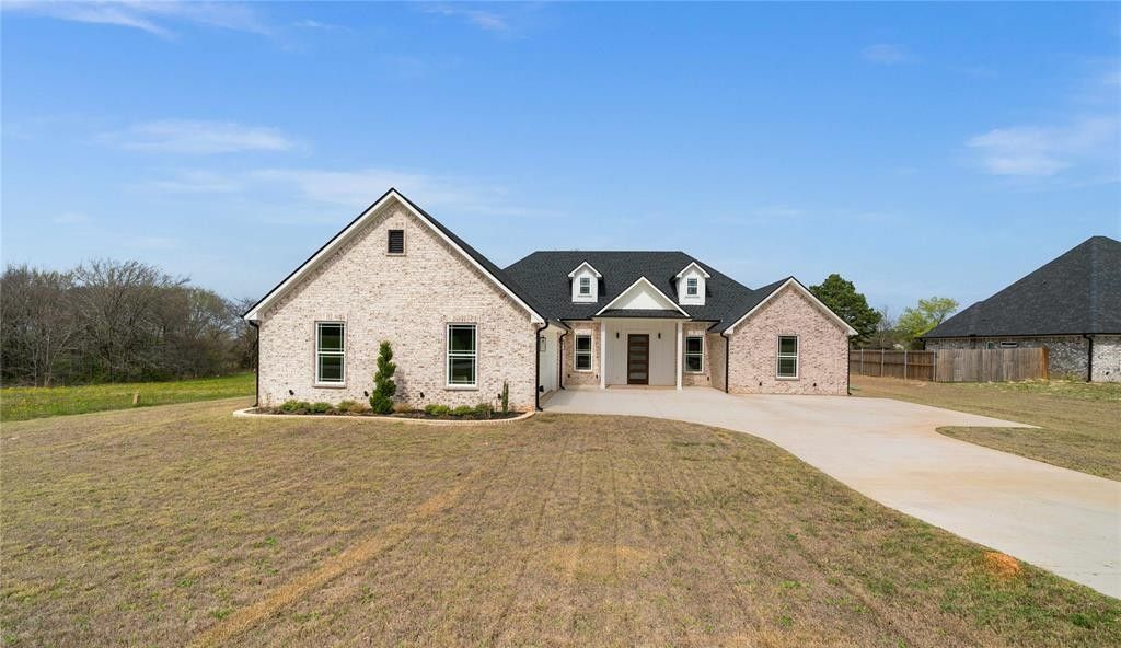 19383 Ridge Point Circle. Lindale, TX 75771