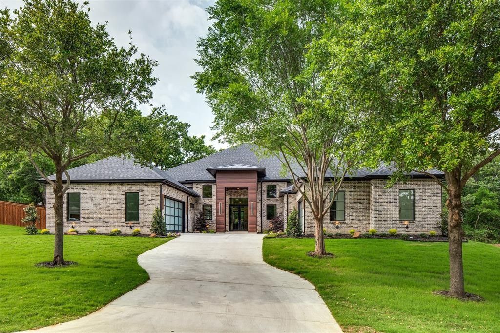 2746 Manchester Lane. Grapevine, TX 76051