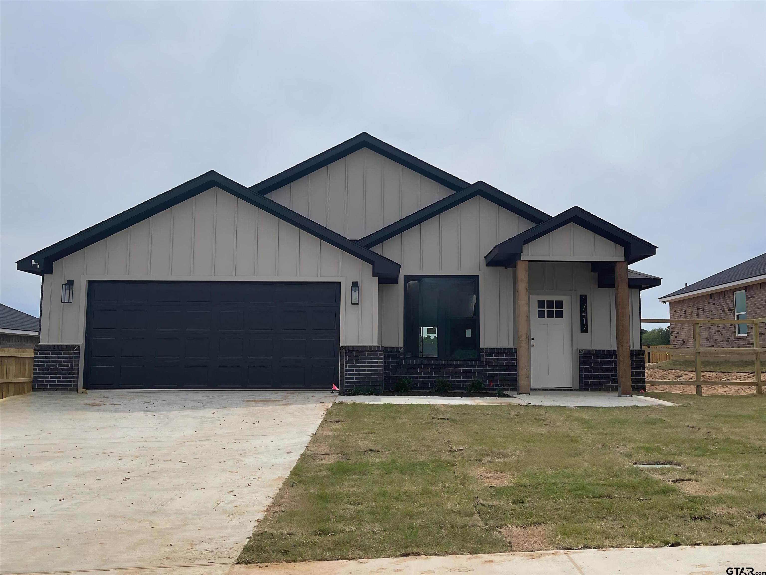 17417 Crossing Circle. Lindale, TX 75771