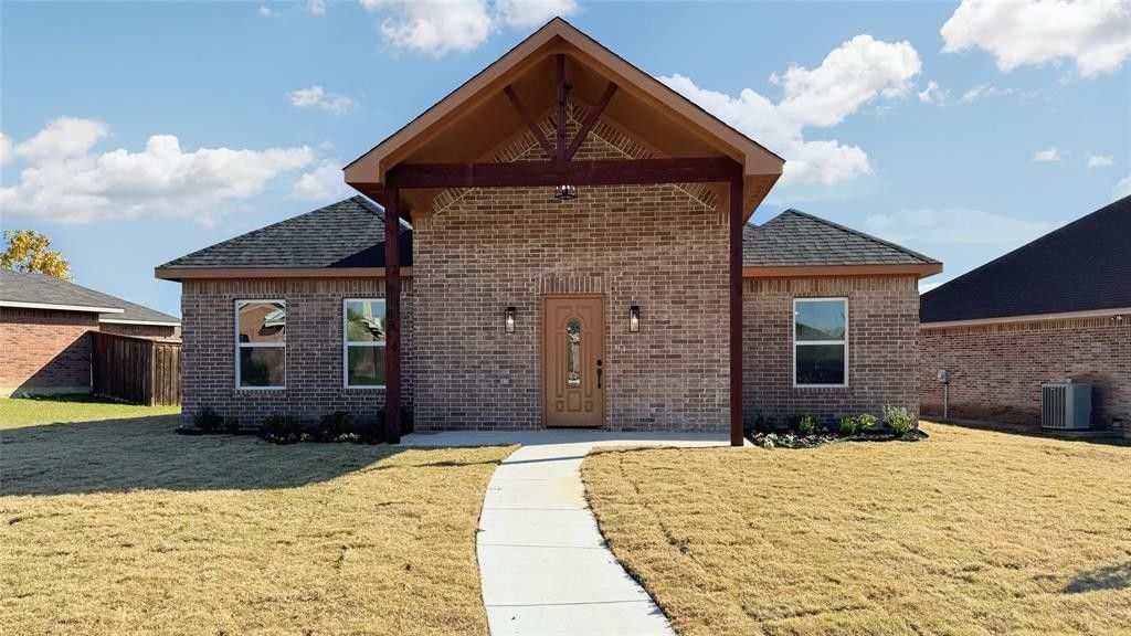 1148 Stacia Lane. Lancaster, TX 75134