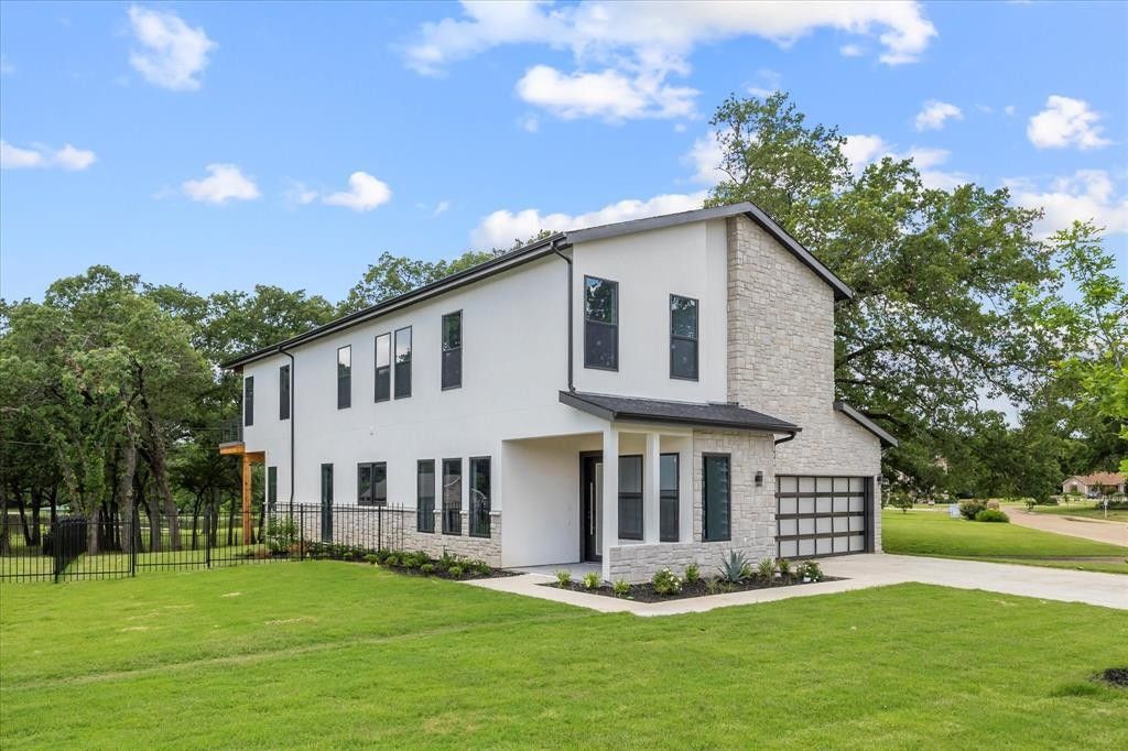 2811 Rodeo Drive. Quinlan, TX 75474