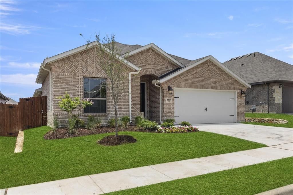 5924 Halls Lake Loop. Fort Worth, TX 76179