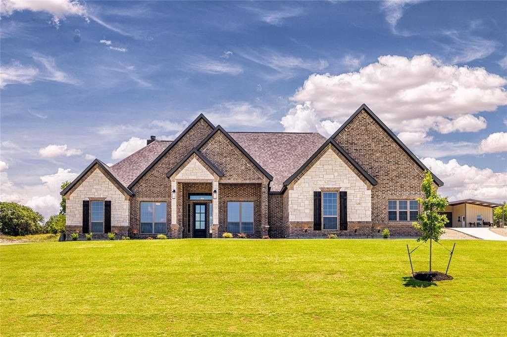 724 Burr Oak Lane. Weatherford, TX 76085