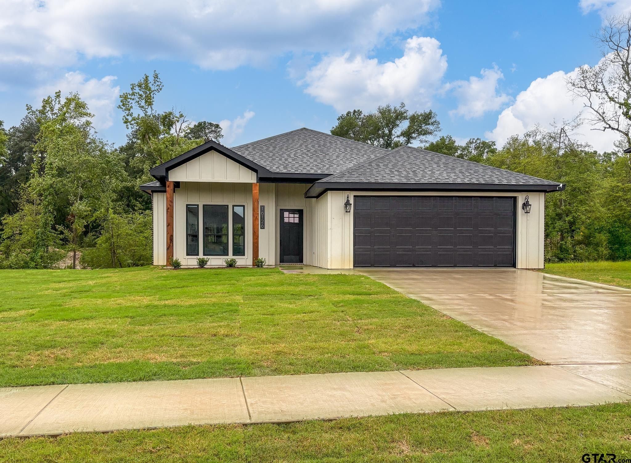 16126 Crossing Circle. Lindale, TX 75771