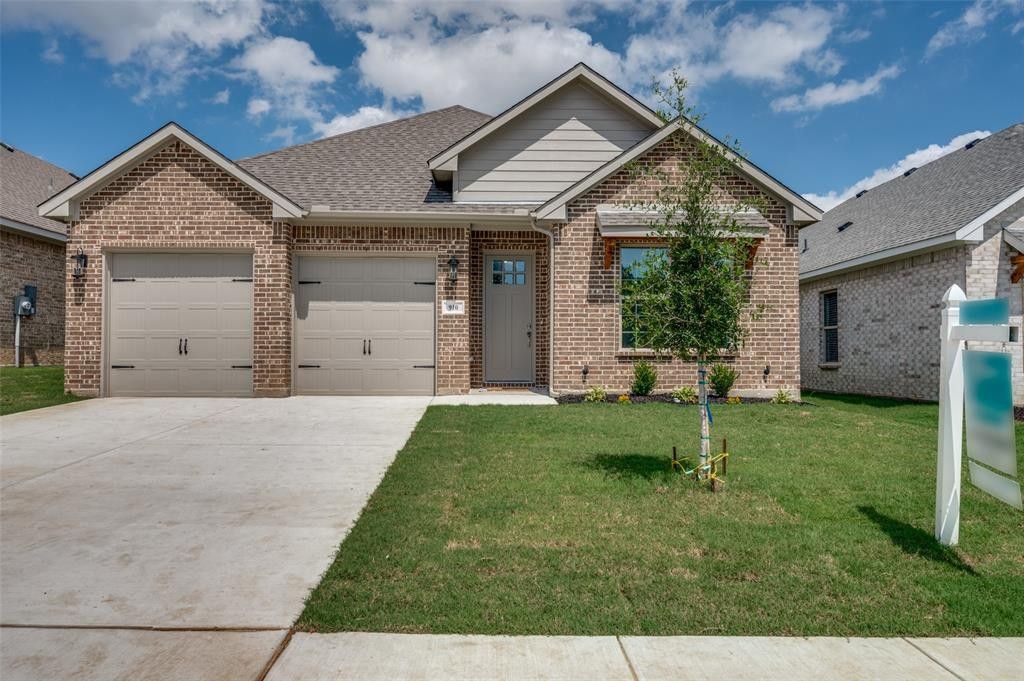 910 Boston Lane. River Oaks, TX 76114