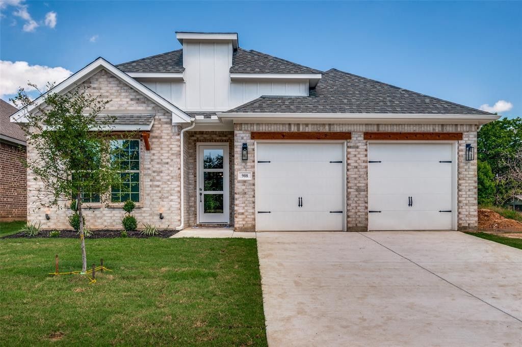 908 Boston Lane. River Oaks, TX 76114