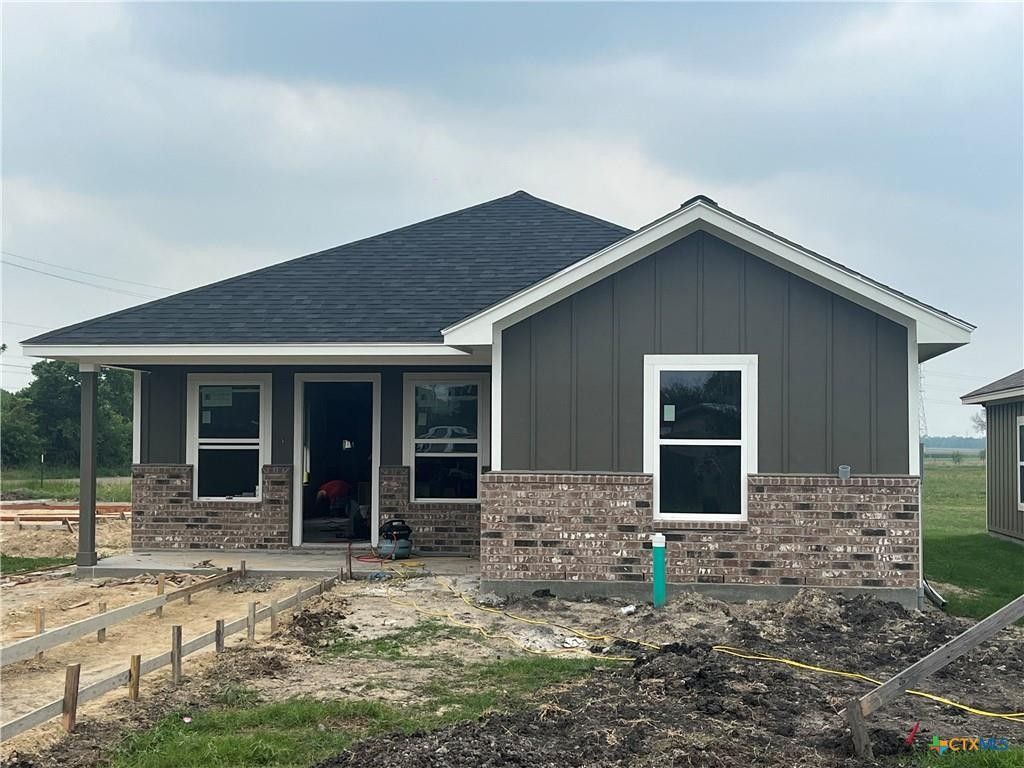 3615 Hanselman Road. Victoria, TX 77901