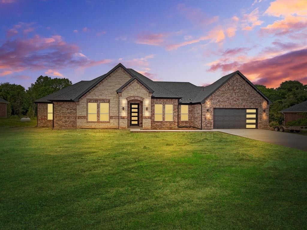 406 Shelby Trail. Bells, TX 75414