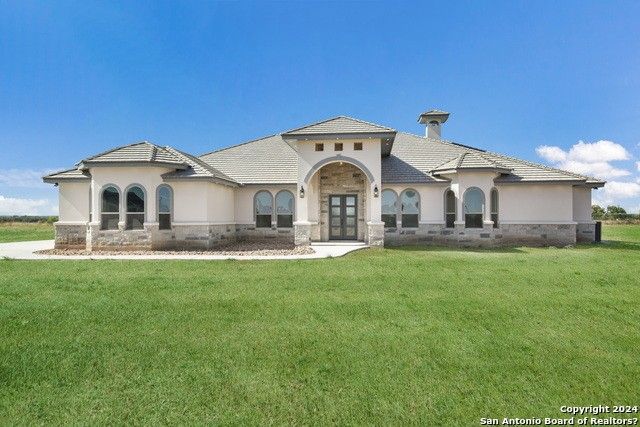 252 Venado Oaks. Castroville, TX 78009