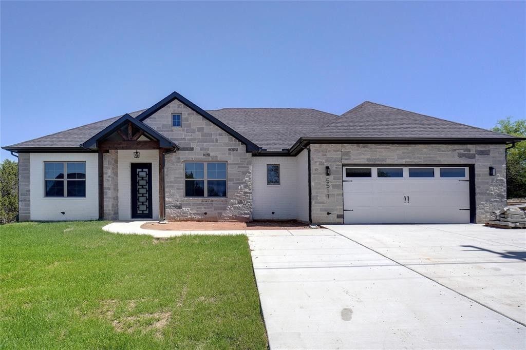 5806 Stonegate Circle. Granbury, TX 76048