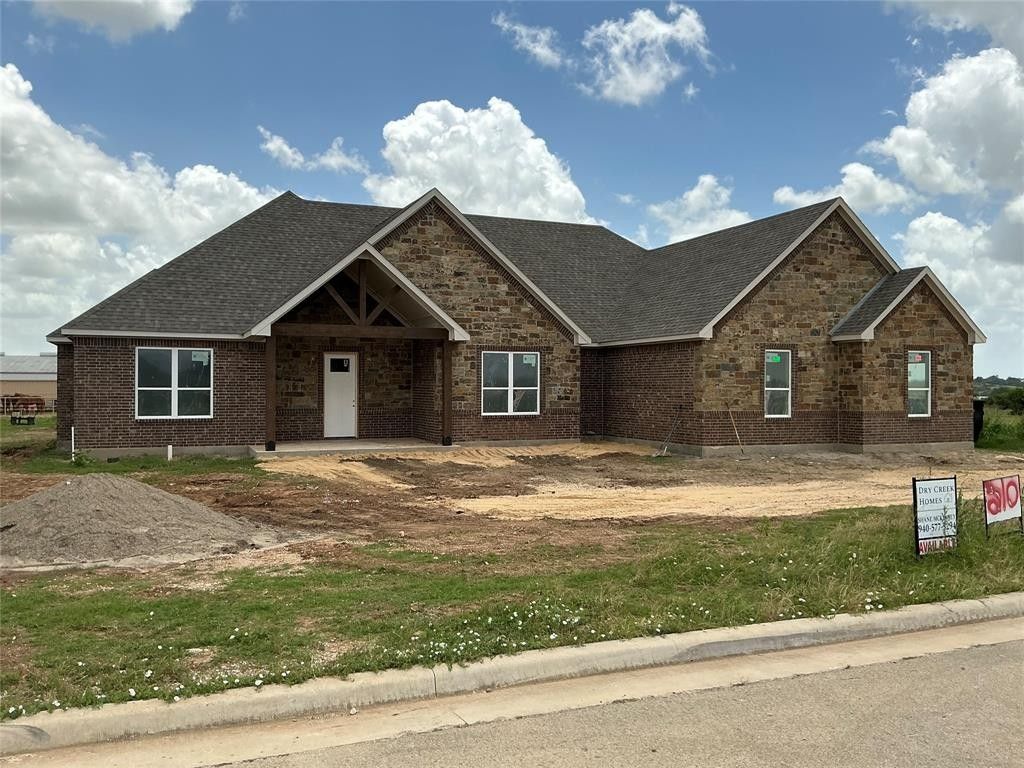 210 Lakecrest Drive. Muenster, TX 76252