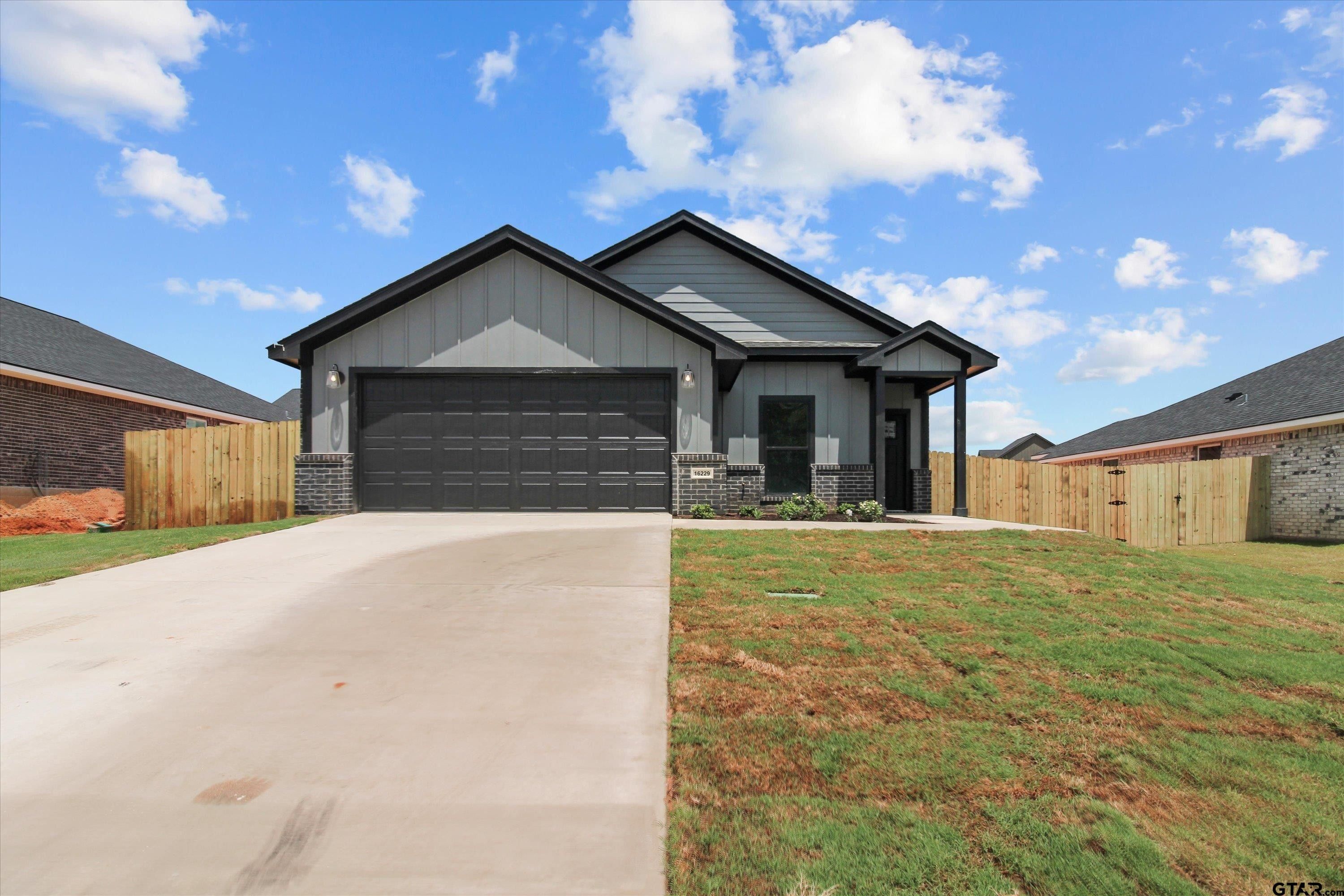 16229 Crossing Circle. Lindale, TX 75771