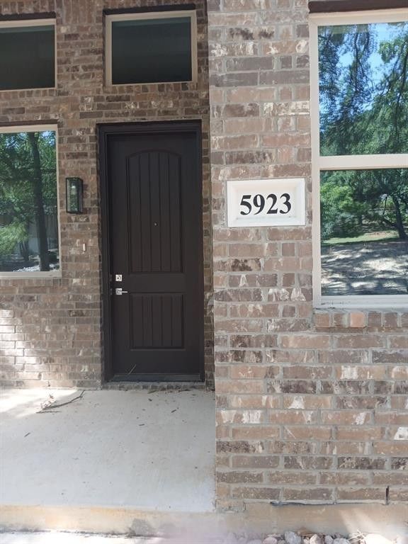 5923 Chimney Wood Circle. Fort Worth, TX 76112