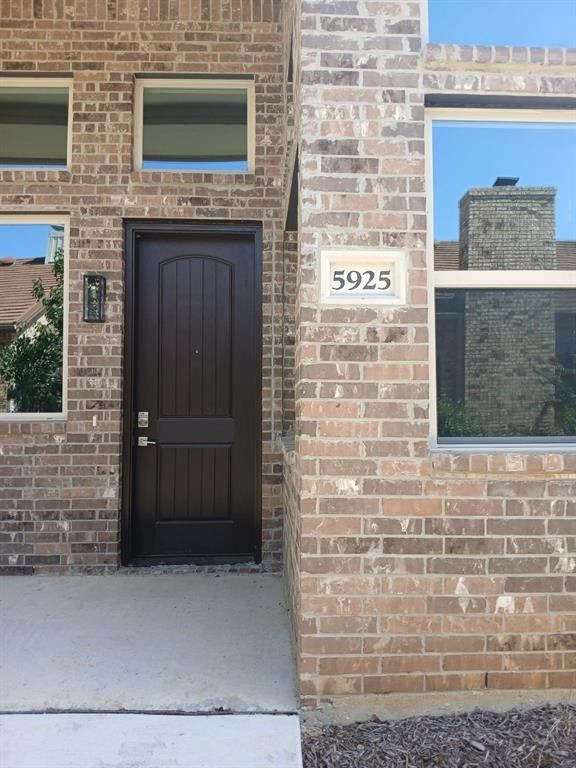 5925 Chimney Wood Circle. Fort Worth, TX 76112