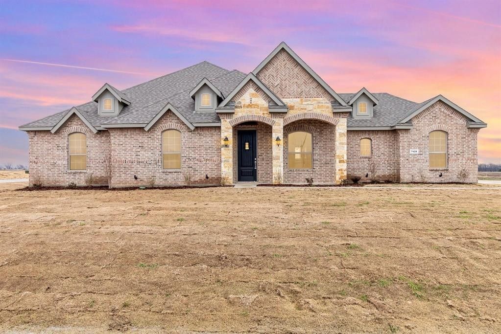 7428 Stonehenge Drive. Sanger, TX 76266