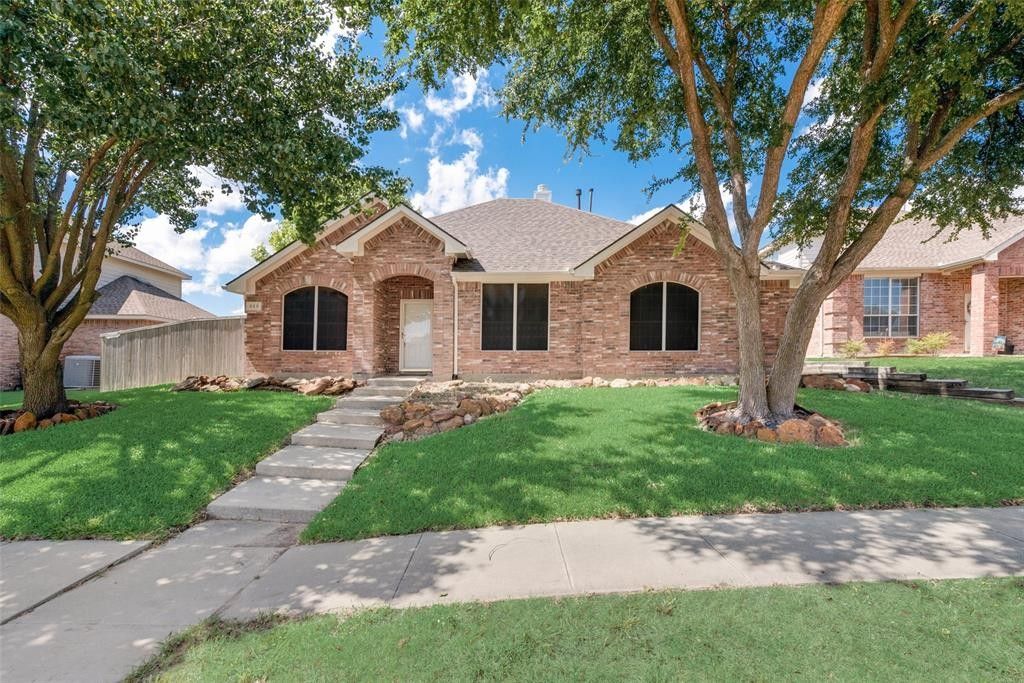 328 Newport Drive. Van Alstyne, TX 75495