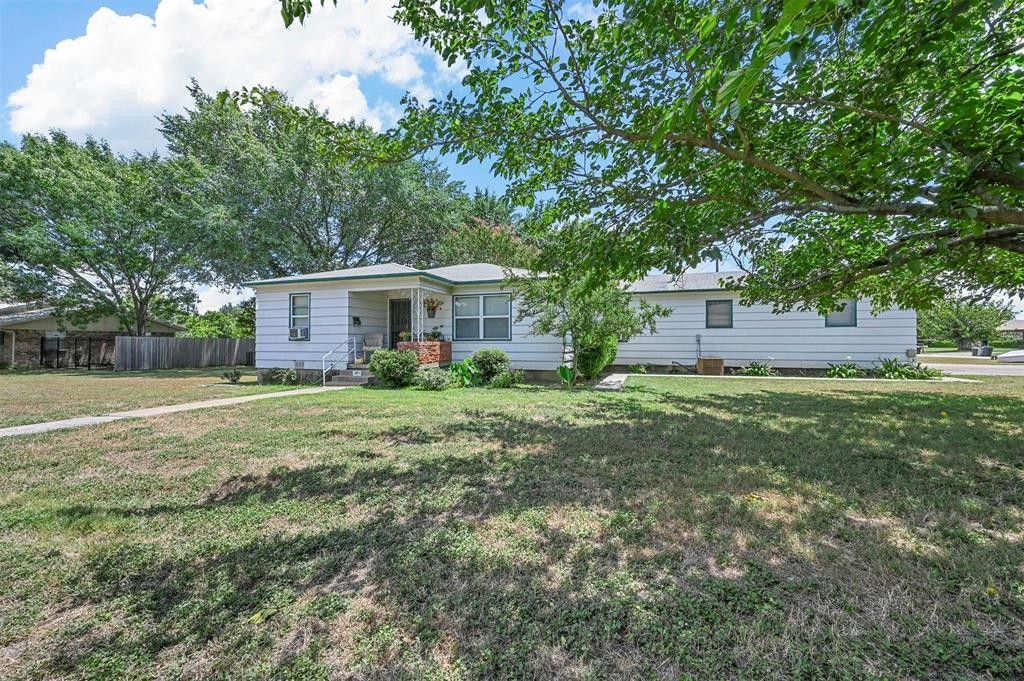 209 Ash Street. Crowley, TX 76036