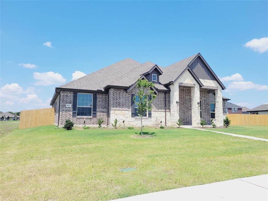 1027 Beaverbrook. Desoto, TX 75115