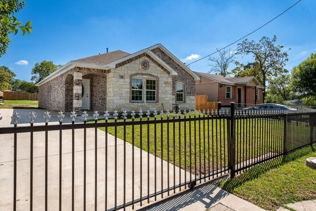 3811 Alsbury Street. Dallas, TX 75216