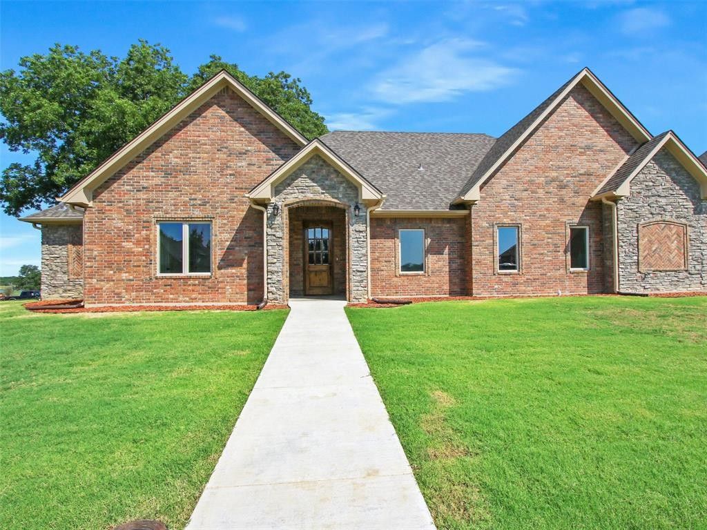 3325 Summerhill Drive. Paris, TX 75462