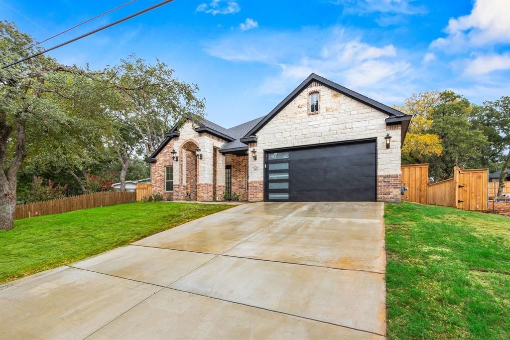 709 Ross Trail. Arlington, TX 76012