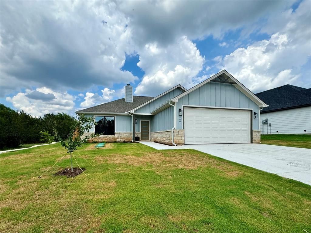 5801 Stonegate Circle. Granbury, TX 76048