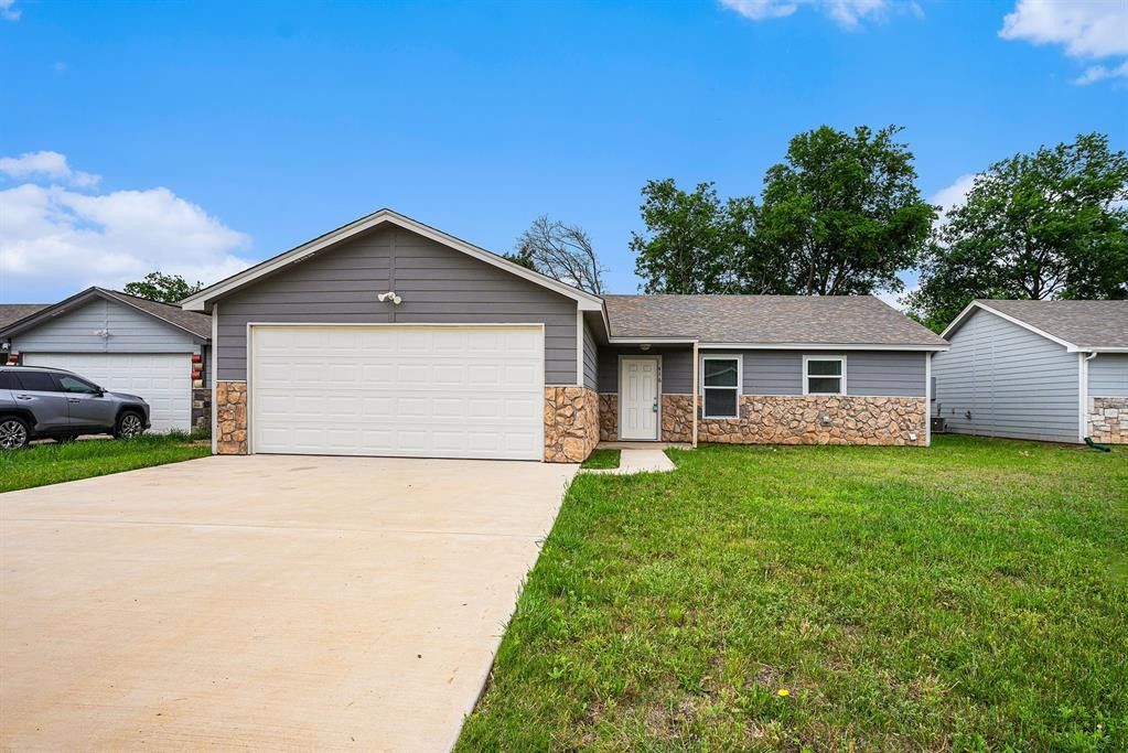 416 Whitney Court. Rio Vista, TX 76093