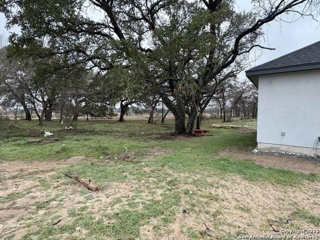 692 County Road 320. Floresville, TX 78114