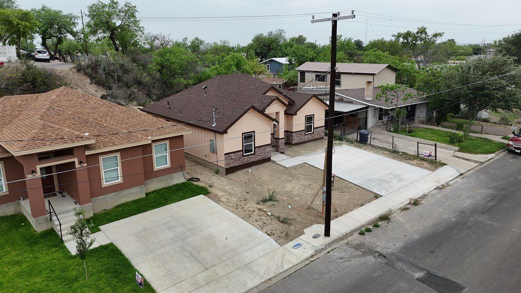 1956 Quarry St. Eagle Pass, TX 78852