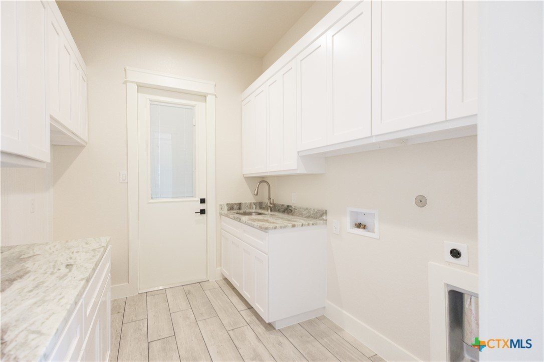 1193 Country Pike. Canyon Lake, TX 78133