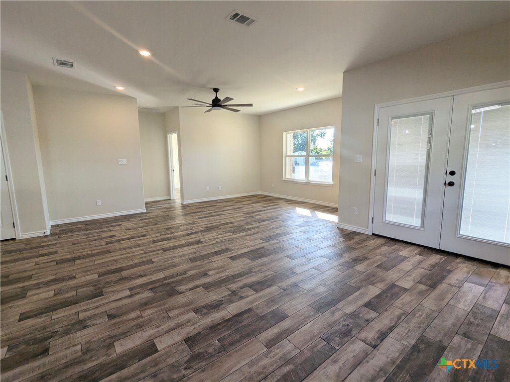 1714 E Avenue G. Lampasas, TX 76550