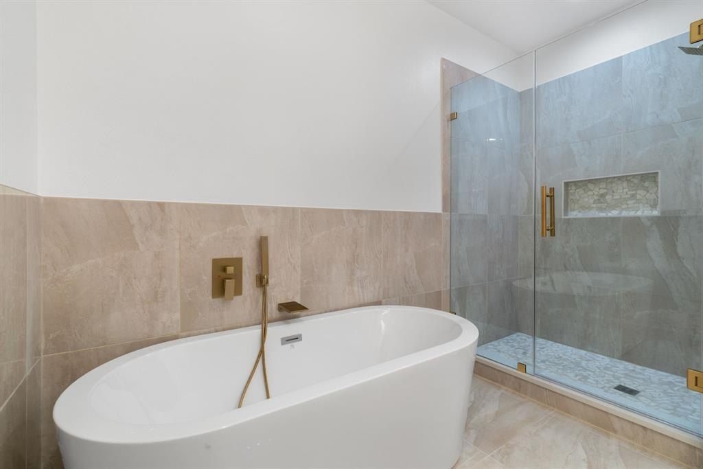 5120 Draper Street. Fort Worth, TX 76105
