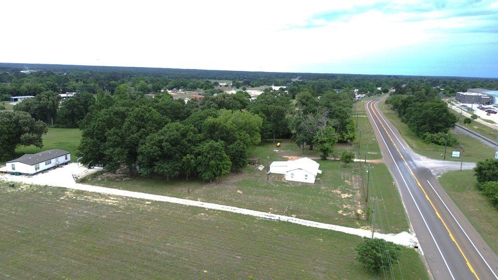 1322 N Market Street. Grapeland, TX 75844