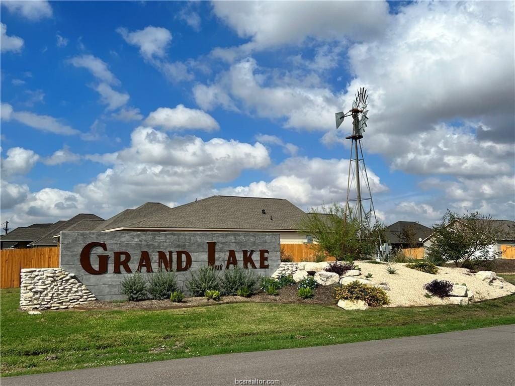 212 Orchard Cove. Snook, TX 77878
