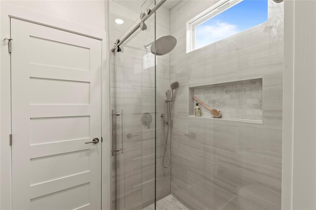 112 Springwood Road. Enchanted Oaks, TX 75156