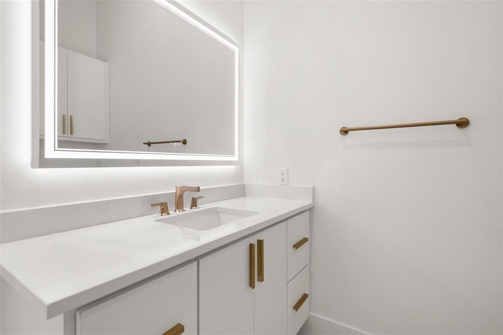 1106 Knoll Crest Drive. Mansfield, TX 76063