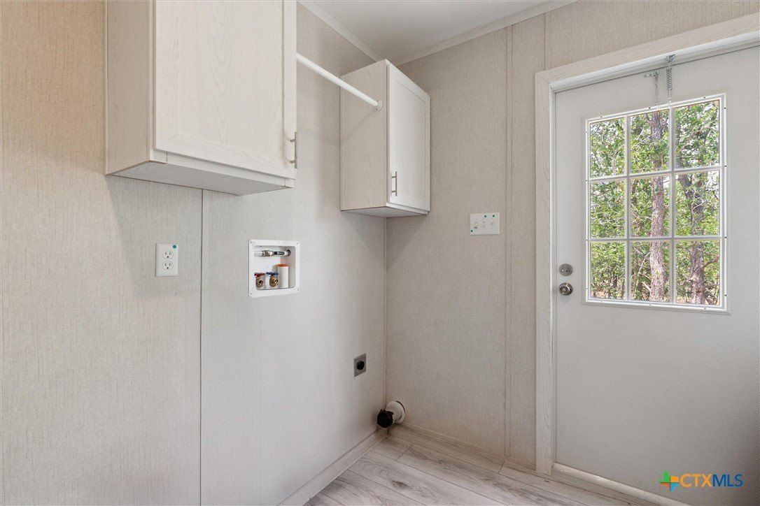 855 Roosevelt Road. Luling, TX 78648