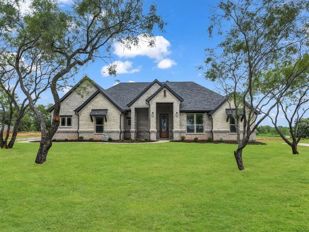 1044 Arbor Vista Drive. Azle, TX 76020