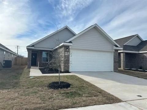 433 Woodhouse Way. Everman, TX 76140