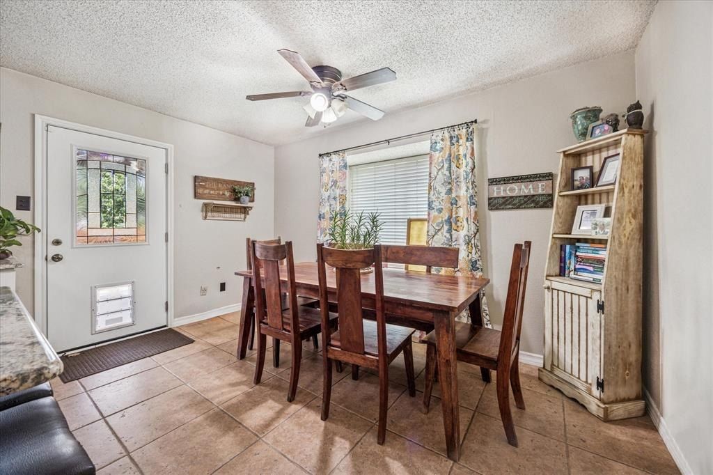 4201 Ravenhill Lane. Arlington, TX 76016
