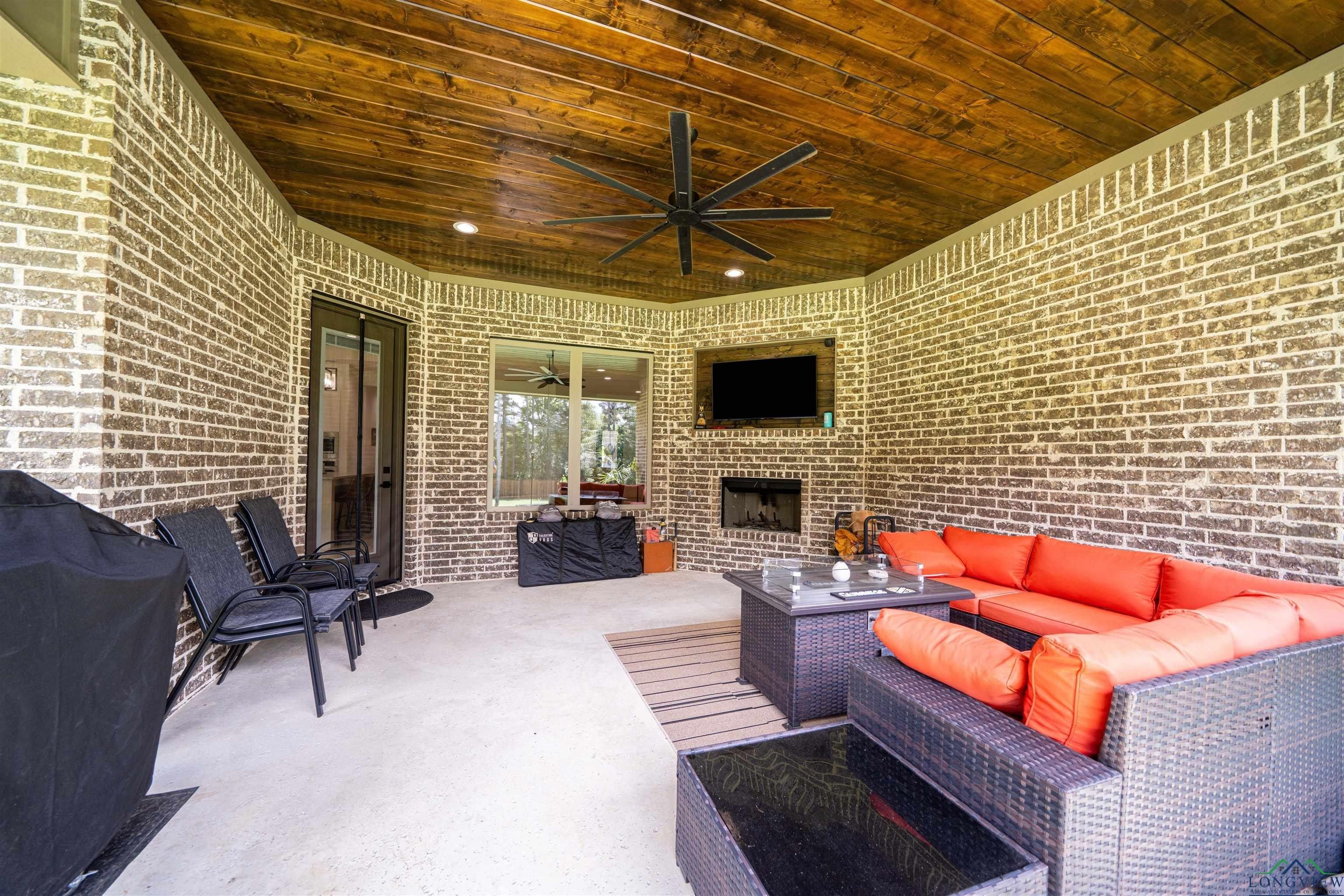 125 Thorn Briar. Longview, TX 75602