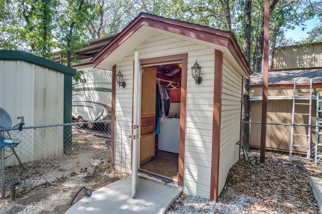 5709 Campfire Lane. Granbury, TX 76049