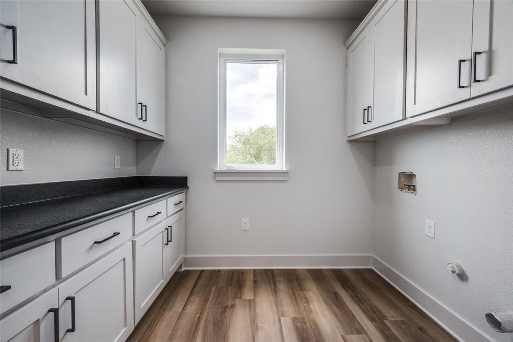 614 Twin Hills Road. Lake Bridgeport, TX 76426