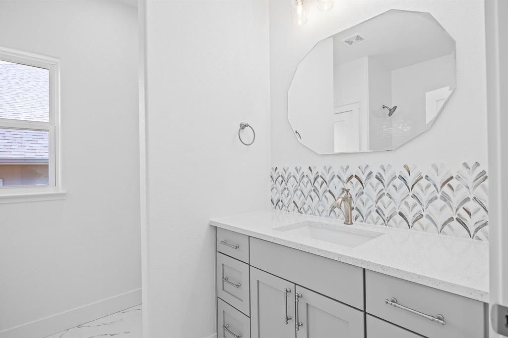 2005 Valencia Dr. Kerrville, TX 78028