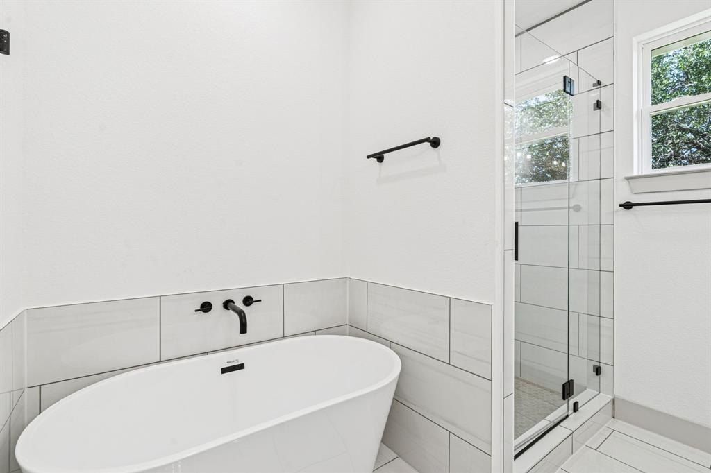 5012 Elizabeth Street. Granbury, TX 76048